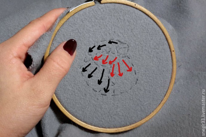 Вышитая гладью брошь со снегирем