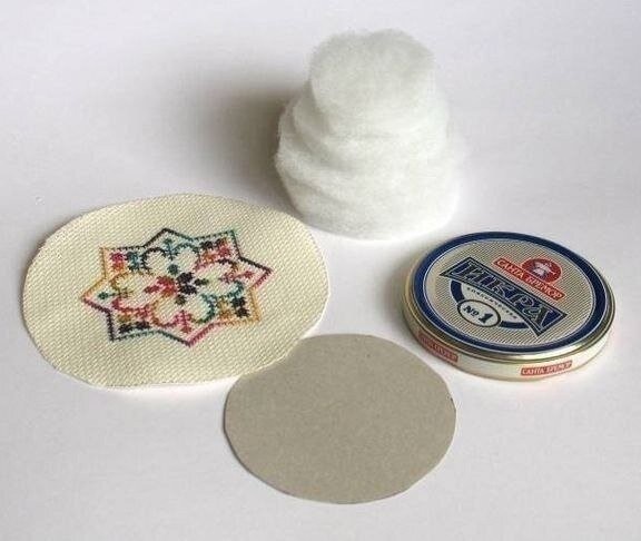 Игольница из баночки с крышечкой Игольница из баночки с крышечкой
