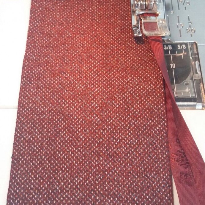 ​Обрабатываем верхний срез юбки обтачкой