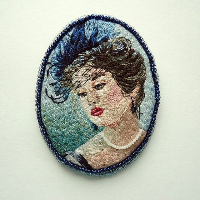 Коллекция вышитых портретных брошей