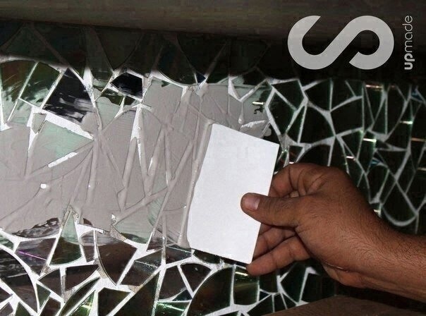 Отделка рабочей стены на кухне мозаикой из компакт-дисков Отделка рабочей стены на кухне мозаикой из компакт-дисков