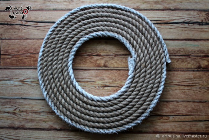 Венок из ракушек камней и перьев