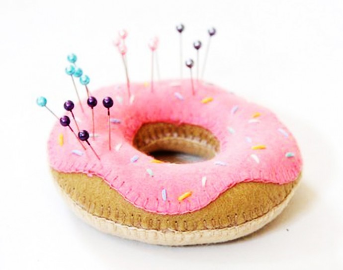 ​Вкусная игольница в виде пончика
