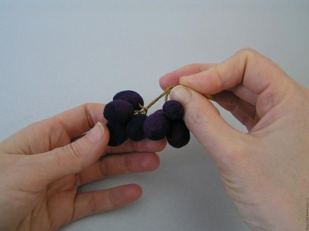 Гроздь винограда в технике сухого валяния