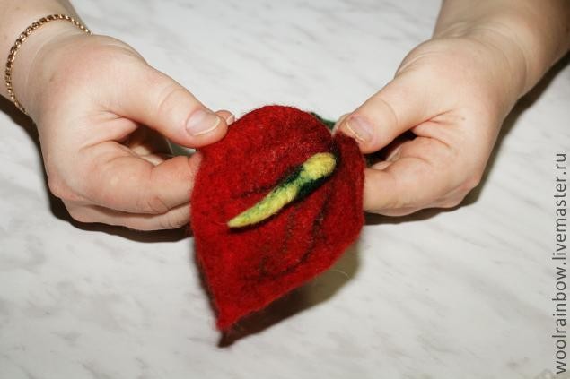 Валяем брошь-цветок Валяем брошь-цветок