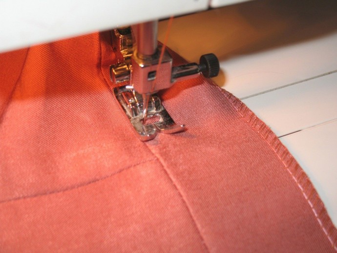 ​Пришивание обтачки к поясу юбки с застежкой на потайную молнию: мастер-класс