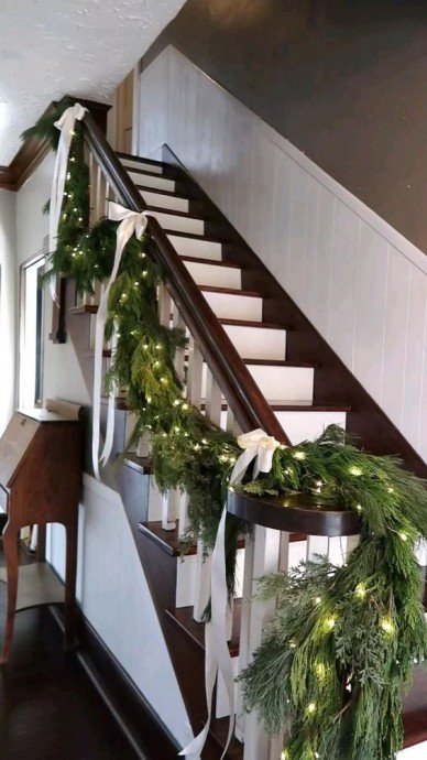 Украшаем лестницу к праздникам: волшебные идеи для вдохновения