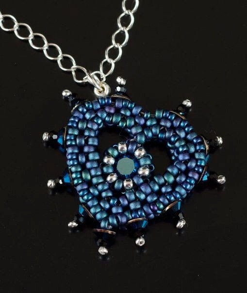 ​Брелоки в виде сердечек с цветочком внутри