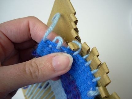 Плетём коврик без ткацкого станка при помощи картона и вилки