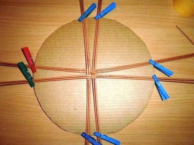 Шляпа из газетных трубочек