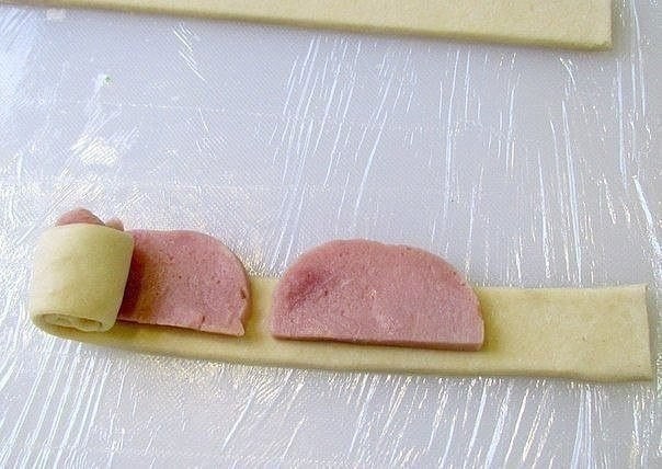 ​Колбасные розочки в слоёном тесте