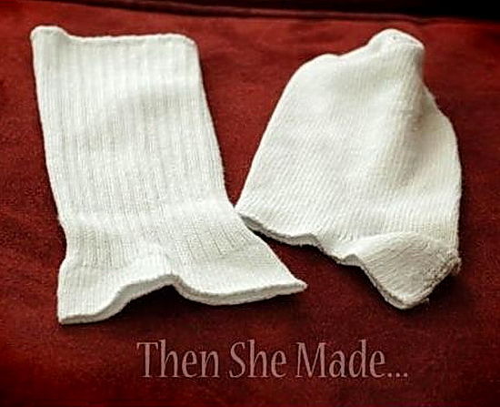 Делаем снеговичков из носочков