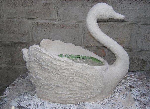 Кашпо для дачи в форме лебедя