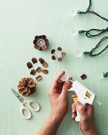 Светильник из шишек