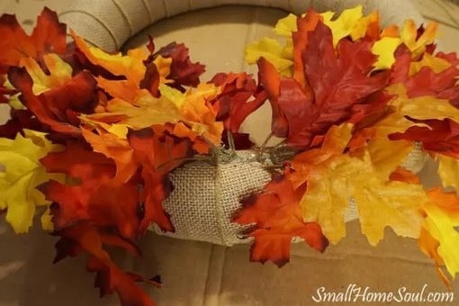 Осенний веночек из мешковины и осеннего декора: мастер-класс