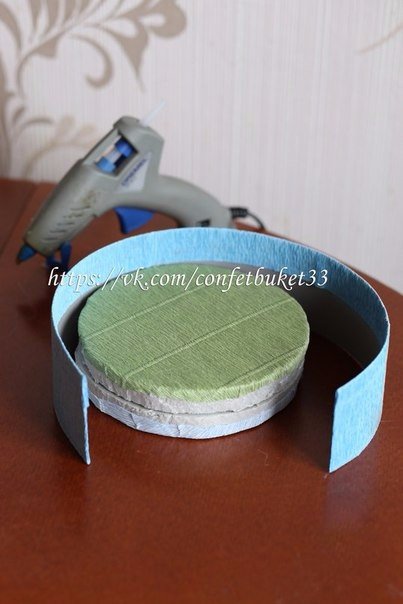 Подарочная к​омпозиция из конфет и чая