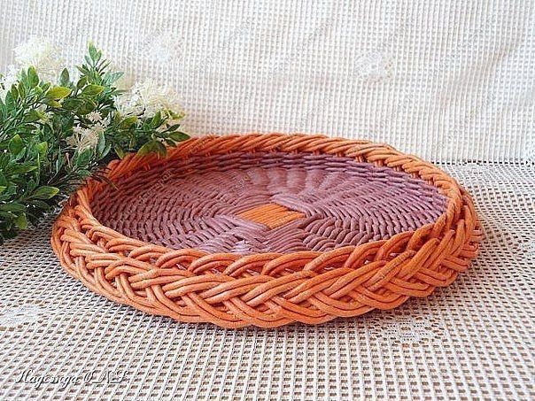 Декоративный поднос из газетных трубочек