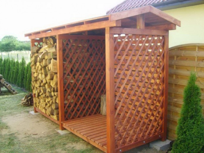 Небольшой дровник на дачу своими руками