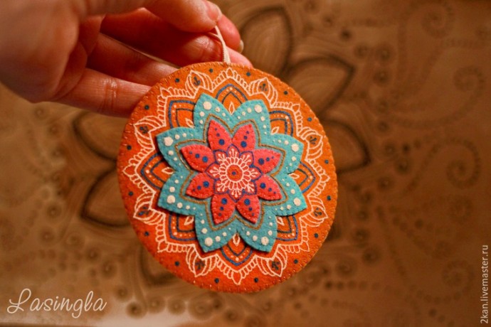 Яркая мандала из фетра