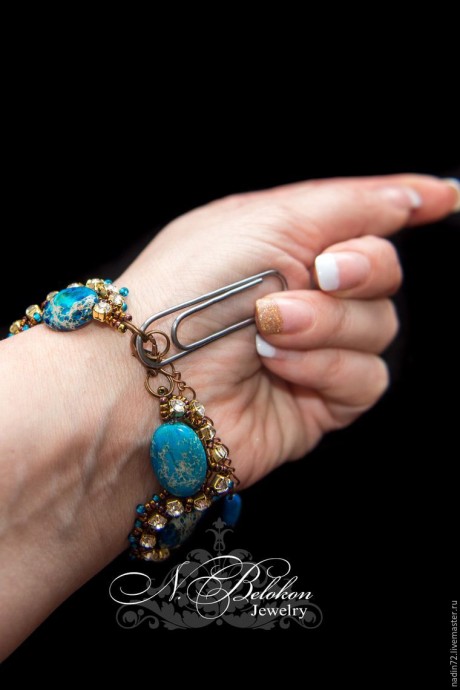 Браслет с яшмой в технике плетения по стразовой ленте