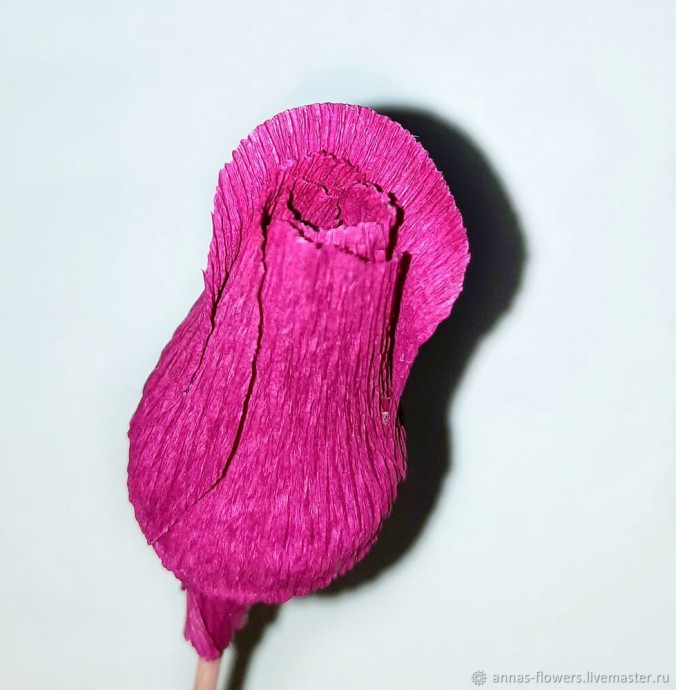 Роза из гофрированной бумаги