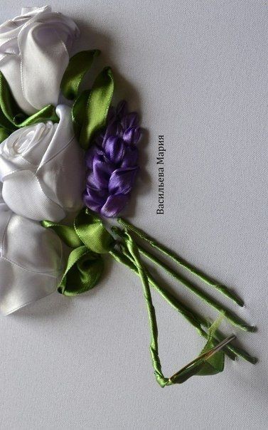 ​Белые розы из атласных лент: искусство вышивки лентами
