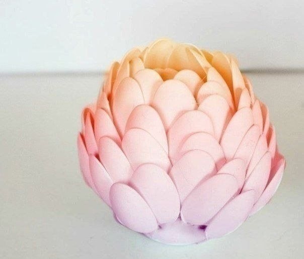 Вазочка из обрезанных пластиковых ложек