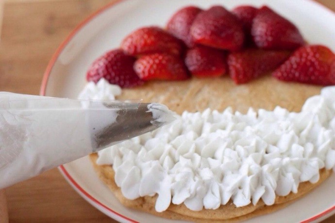 Очень красивый и вкусный новогодний завтрак