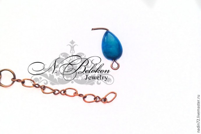 Браслет с яшмой в технике плетения по стразовой ленте