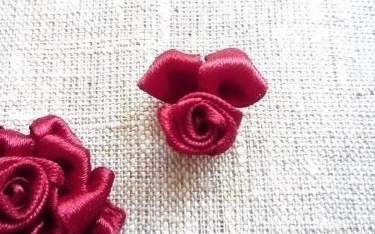 Прекрасная роза атласными лентами: мастер-класс