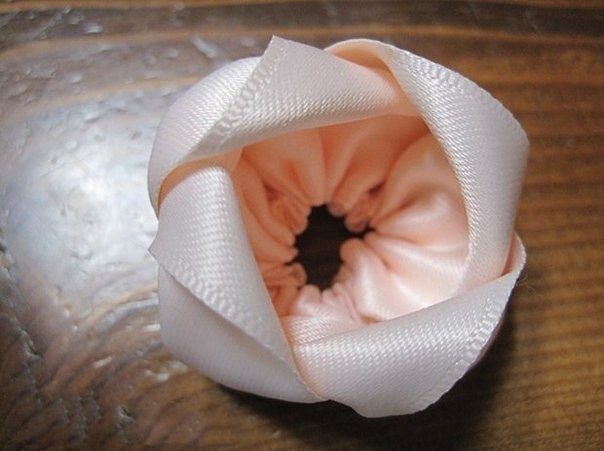 Букет с цветами из атласных лент: мастер-класс