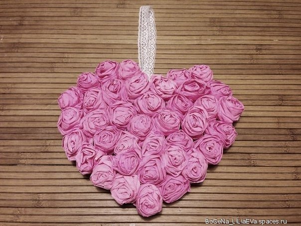 Делаем нежное сердце из бумажных роз