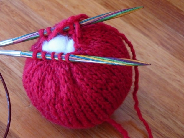 ​Игольница "Яблоко": вязание спицами