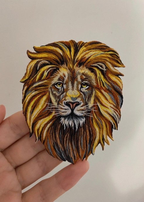 Броши: ручная вышивка хлопковым мулине