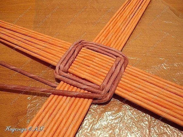 Декоративный поднос из газетных трубочек