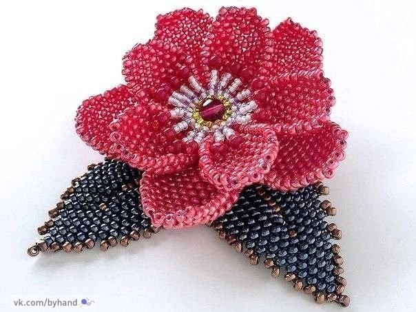 Очаровательные цветочки из бисера
