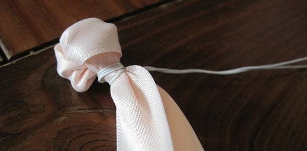 Букет с цветами из атласных лент: мастер-класс