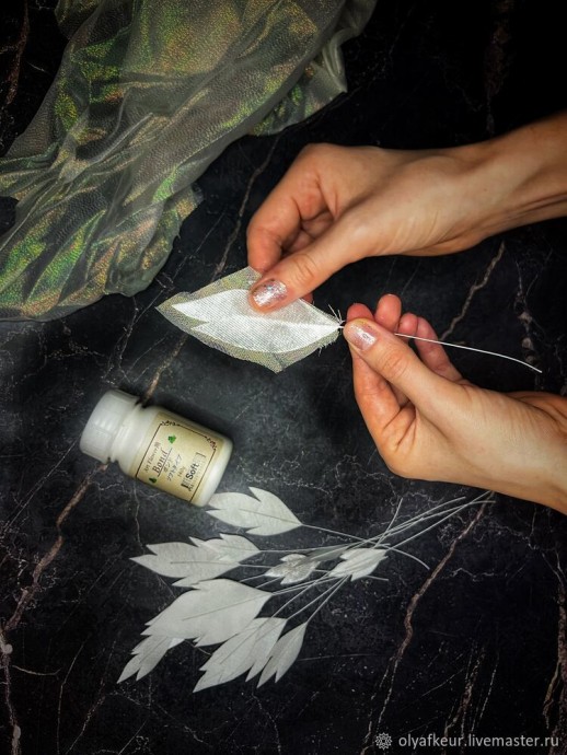 Белый цветок в раме