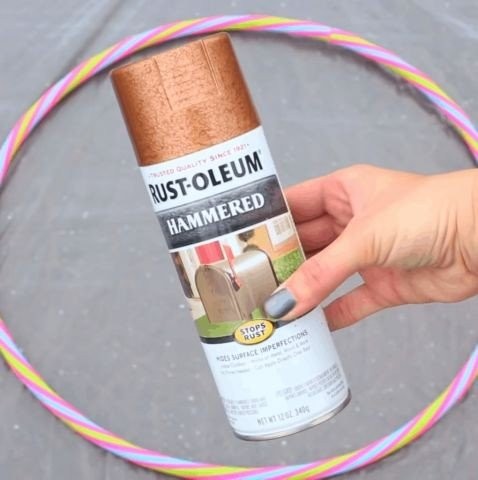 Воздушная подставка для цветов из обручей