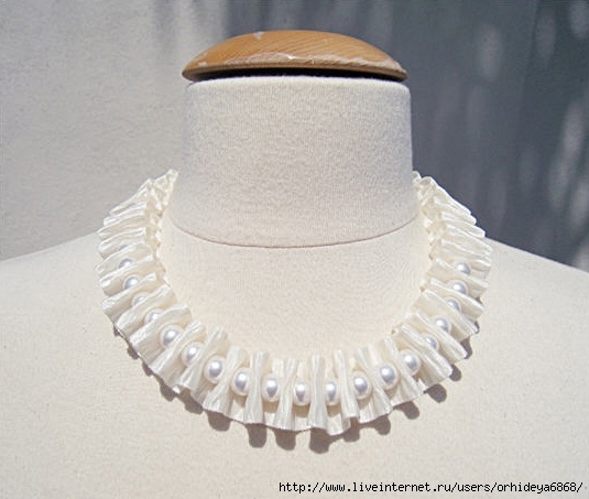 Изящное ожерелье из гофрированной ткани и бусин своими руками