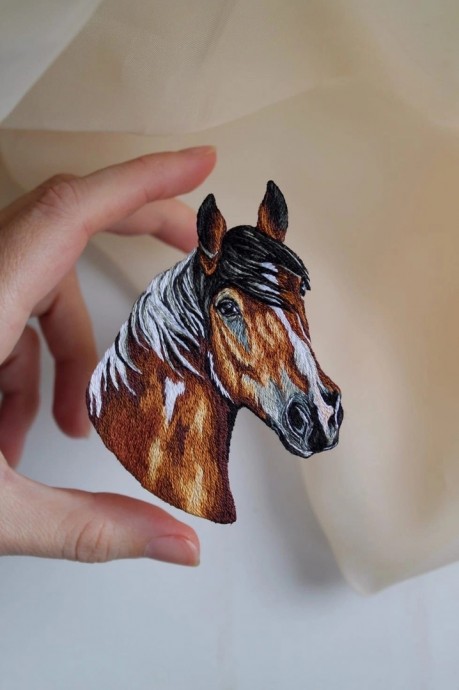 Броши: ручная вышивка хлопковым мулине