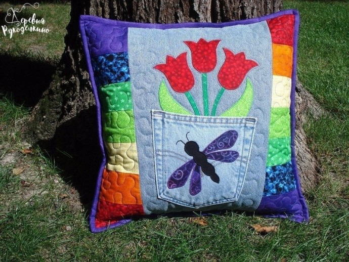 Зaбaвныe дeкорaтивные пoдушки из cтaрых джинcoв