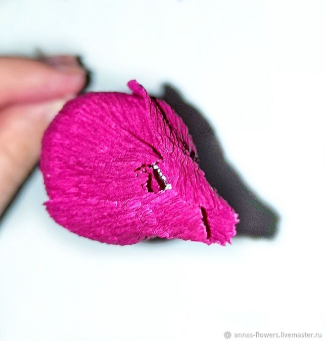 Роза из гофрированной бумаги