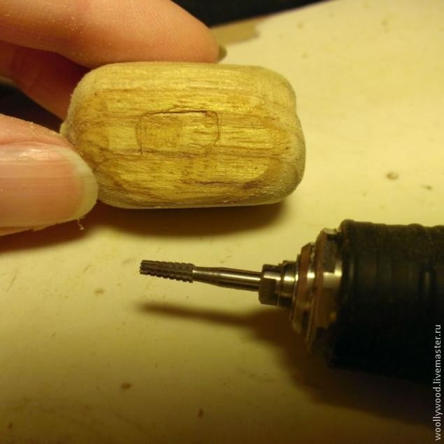 Кулон-домик в форме желудя