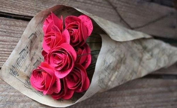 Прекрасные розы лёгким движением руки