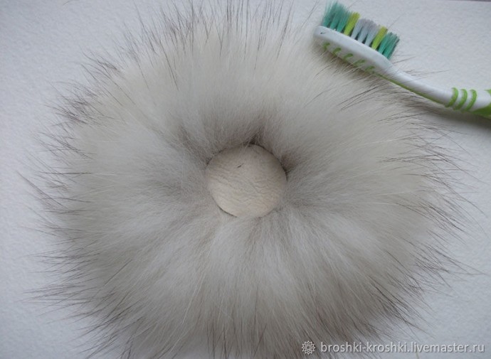 ​Брошь из кожи и меха