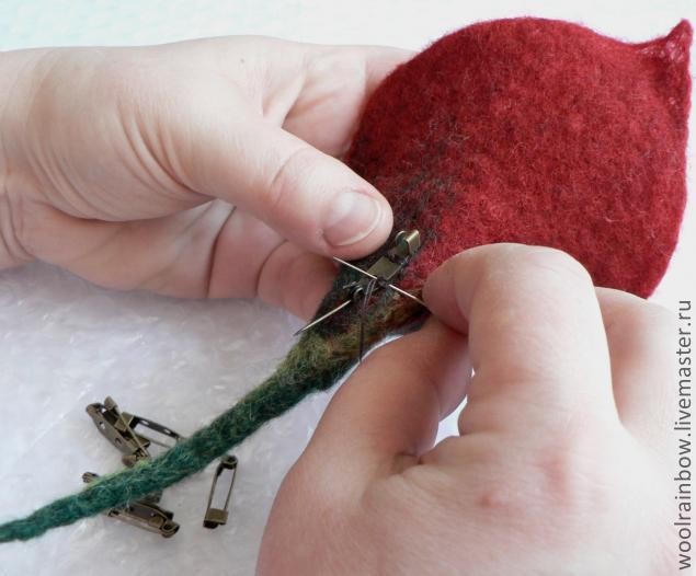 Валяем брошь-цветок Валяем брошь-цветок
