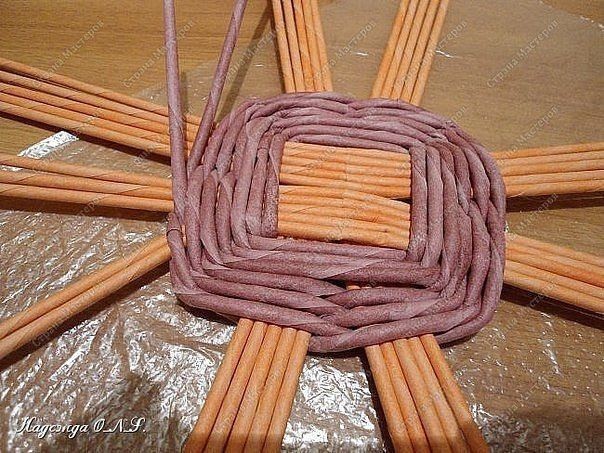 Декоративный поднос из газетных трубочек