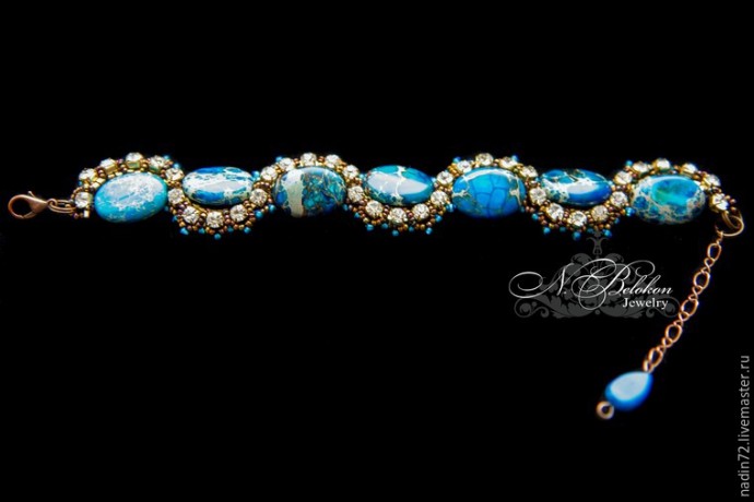 Браслет с яшмой в технике плетения по стразовой ленте