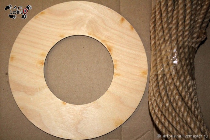 Венок из ракушек камней и перьев